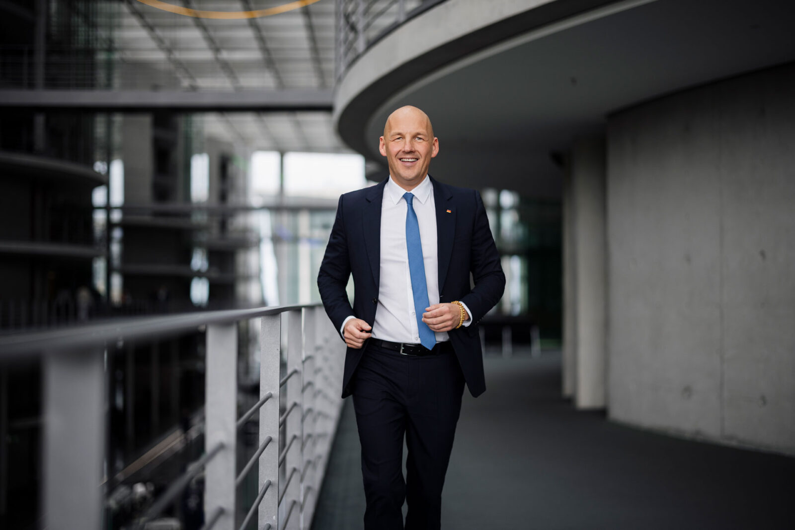 Marc Biadacz läuft durch den Bundestag