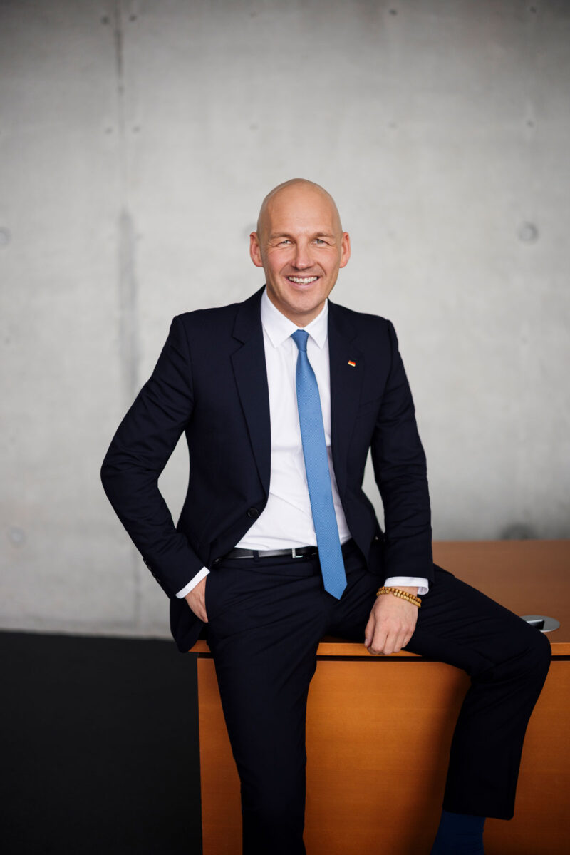 Sitzendes Portrait von Marc Biadacz