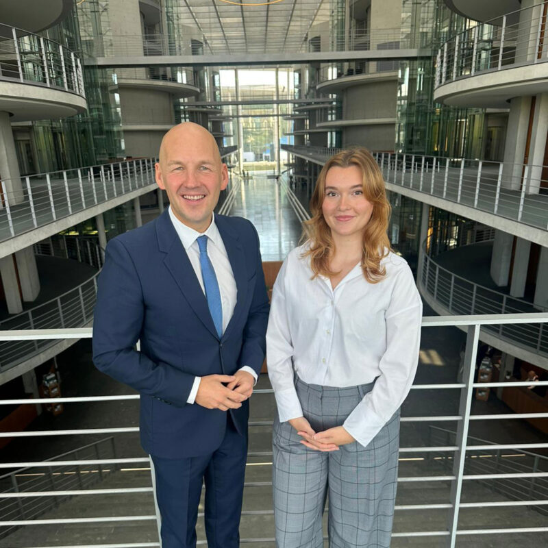 Marc Biadacz mit Praktikantin im Bundestag