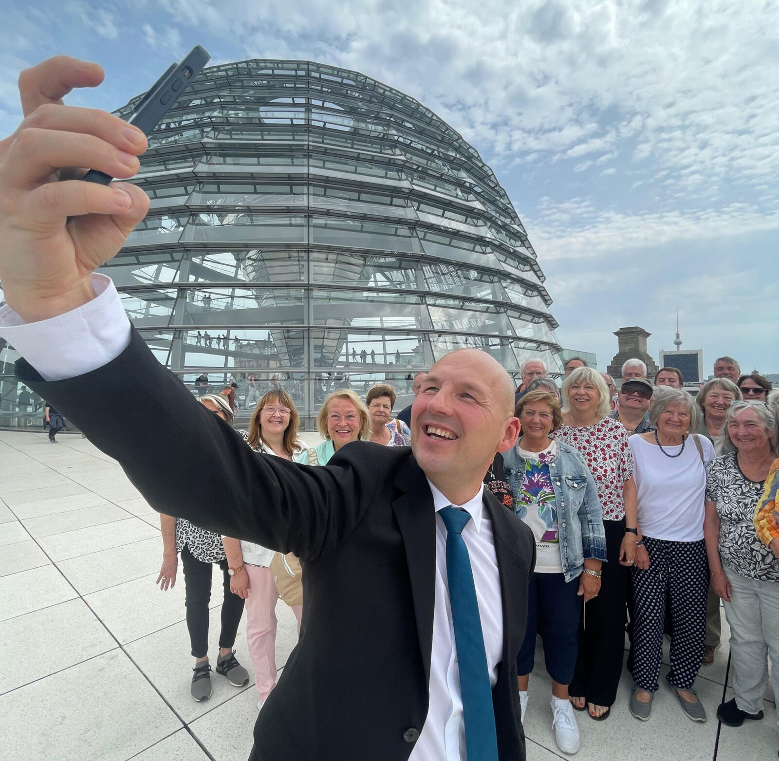 Marc Biadacz nimmt Selfie mit Besuchergruppe vor Bundestag auf